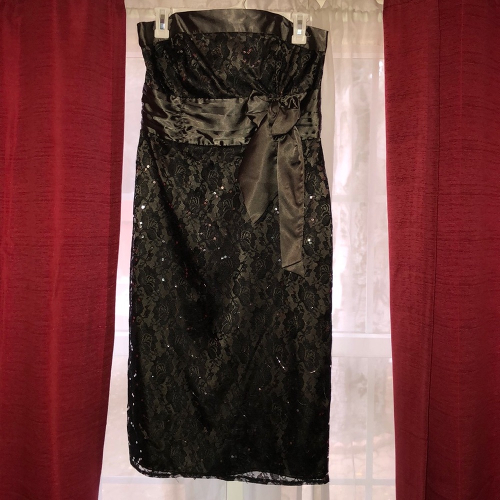 Strapless sequined gray dress.